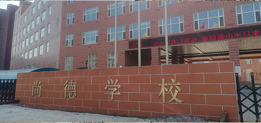 黑龙江吉大尚德学校安装升降屏风桌，外语听力考试桌，电教室电脑桌