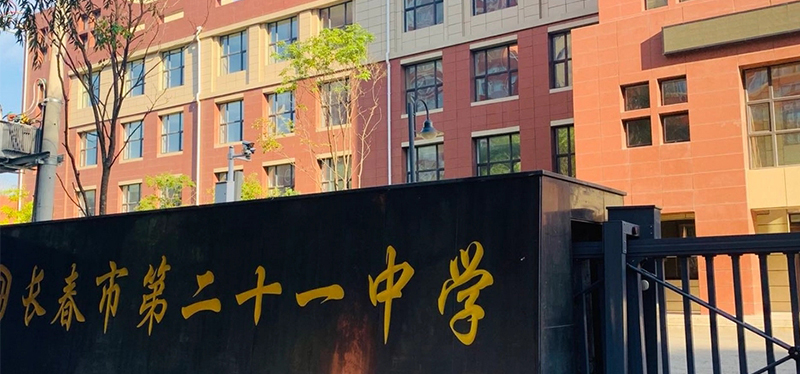 长春市第二十一中学安装升降屏风电脑桌-电教室电脑桌-机考卡座