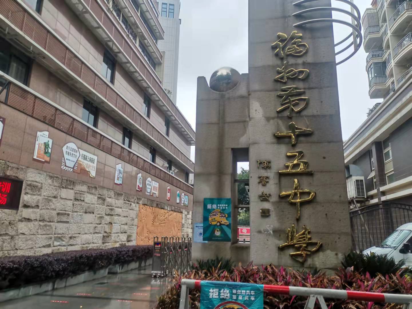 福建福州第十五中学升降屏风桌-升降屏风考试桌