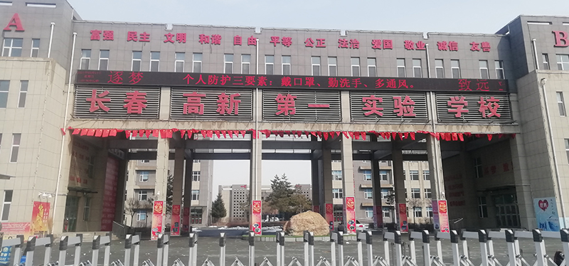 长春高新第一实验学校安装升降屏风电脑桌-外语听力考试桌