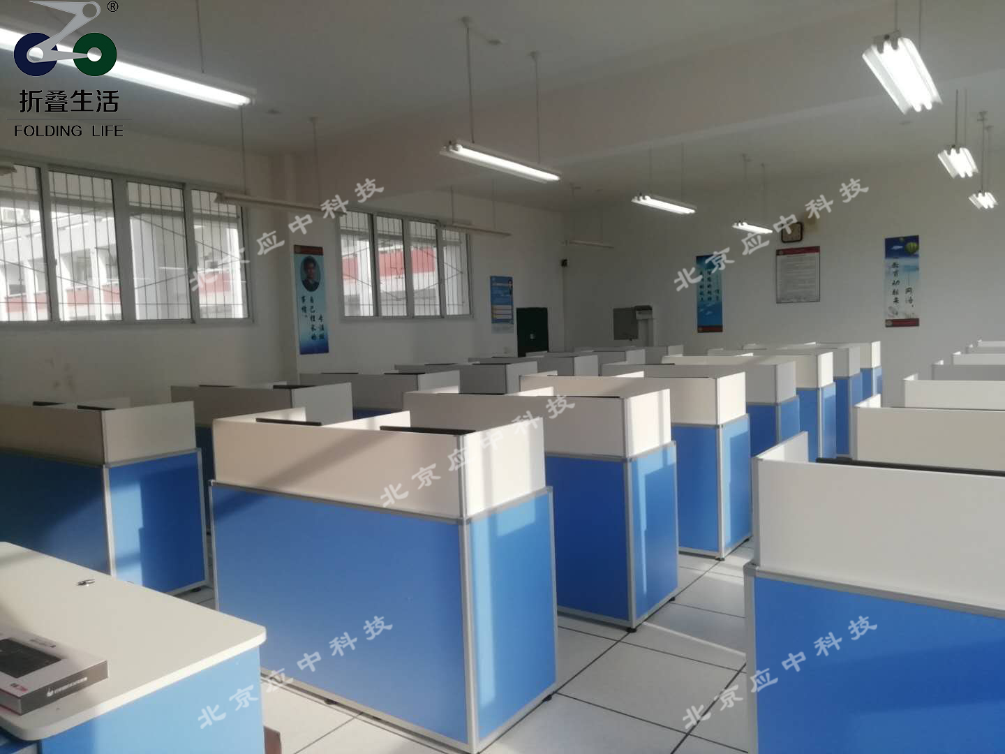 应中科技：升降屏风桌由升降系统与传统课桌结合设计而成